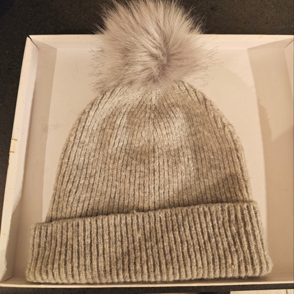 Gray knit soft beanie with pompom unworn new womens Aldo - Picture 3 of 3